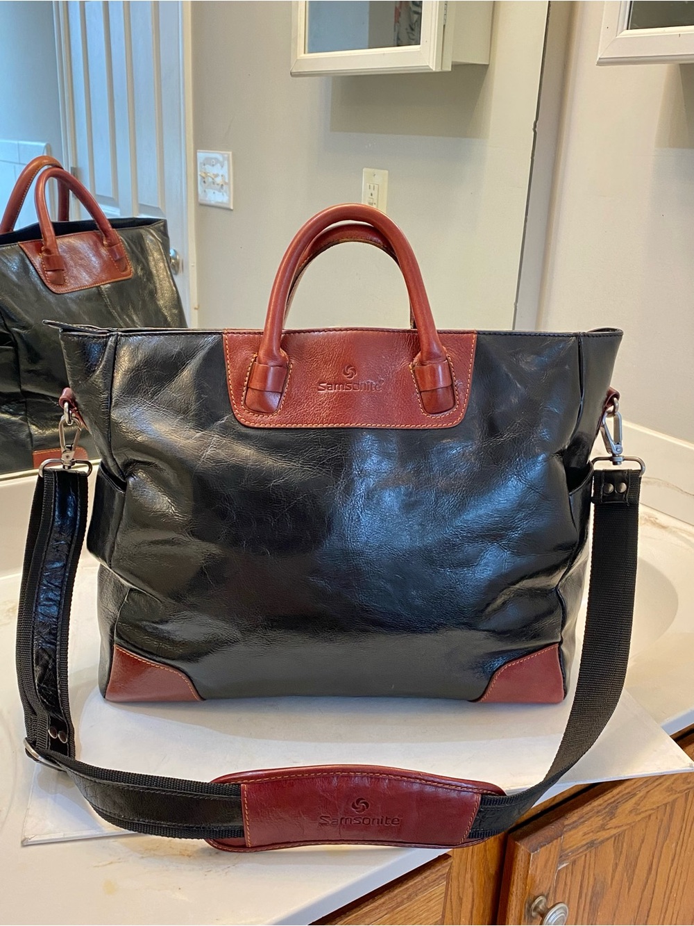 Samsonite large leather travel, weekender satchel tote bag excellent condition